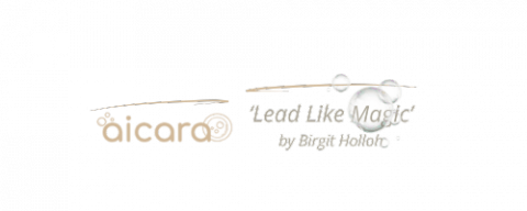 Das Bild dient als Logo und zeigt links den Schriftzug aicara rechts und links mit Blasen wie Seifenblasen versehen und rechts den Schriftzug Lead like Magic by Birgit Holloh.